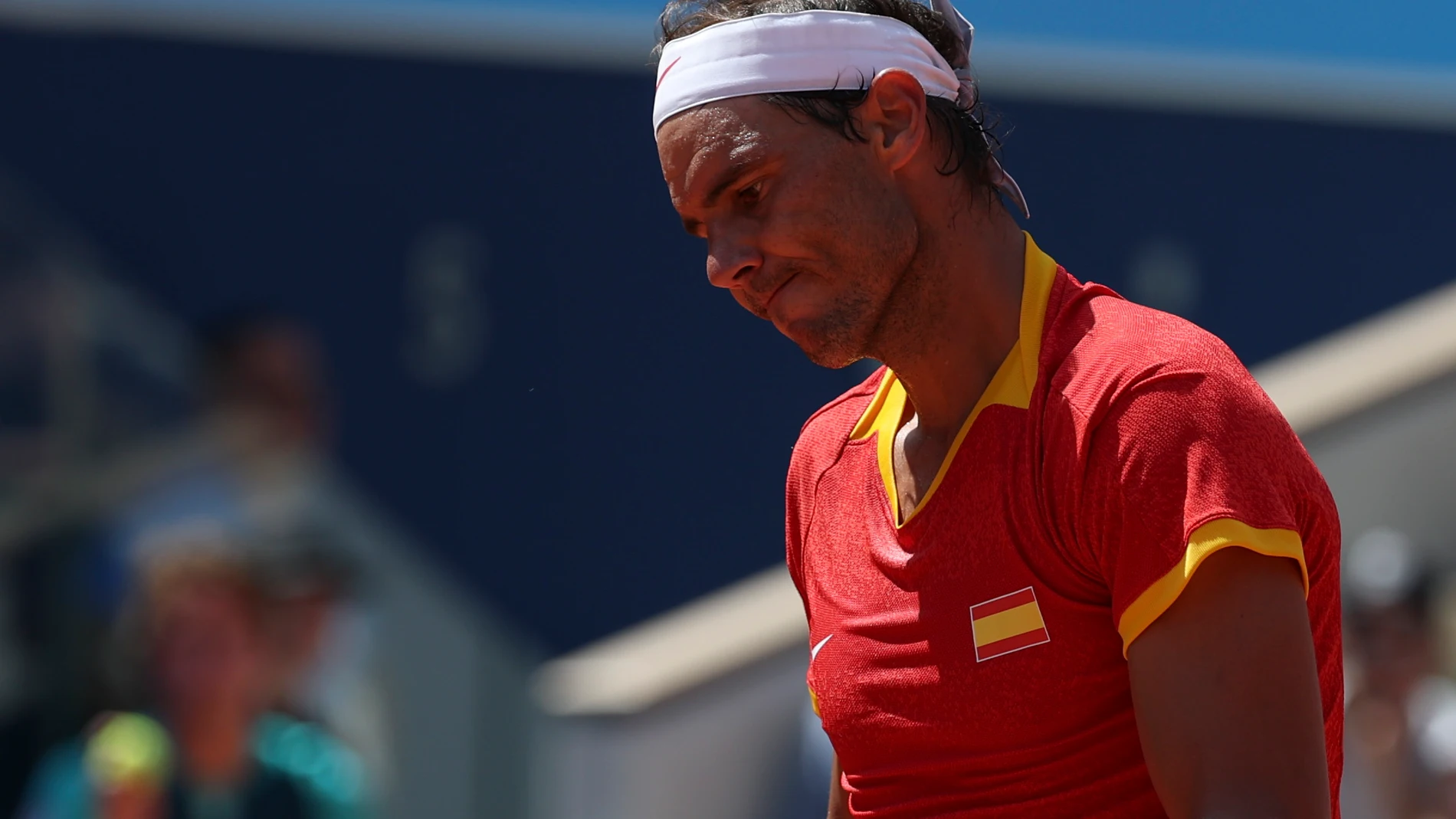 PARÍS, 29/07/2024.- El tenista español Rafa Nadal reacciona ante el serbio Novak Djokovic durante el partido celebrado en el marco de los Juegos Olímpicos de París, este lunes. EFE/ Juanjo Martín