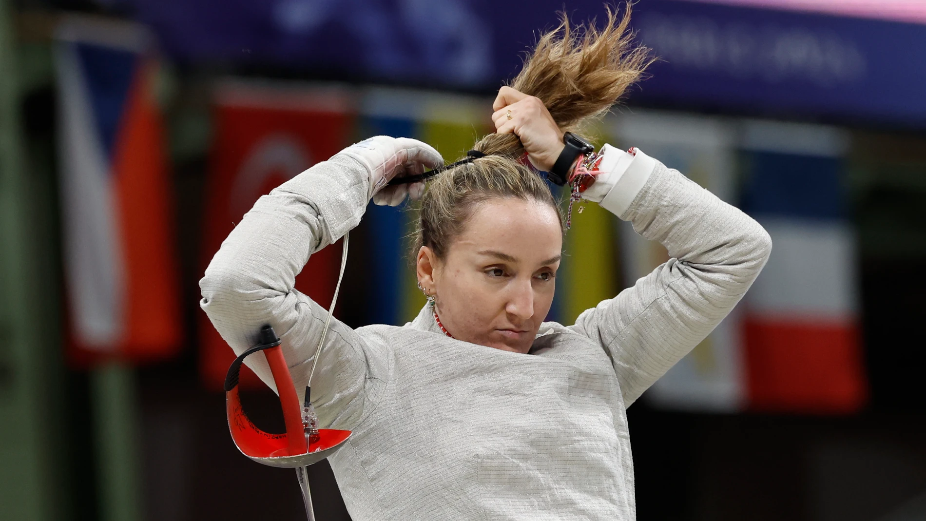PARÍS, 29/07/2024.- La esgrimista española Lucía Martín-Portugués durante su combate de sable individual femenino de los Juegos Olímpicos de París 2024 contra la húngara Anna Marton este lunes en el Grand Palais, en París, Francia. Marton ganó por 8-15. EFE/ Julio Muñoz