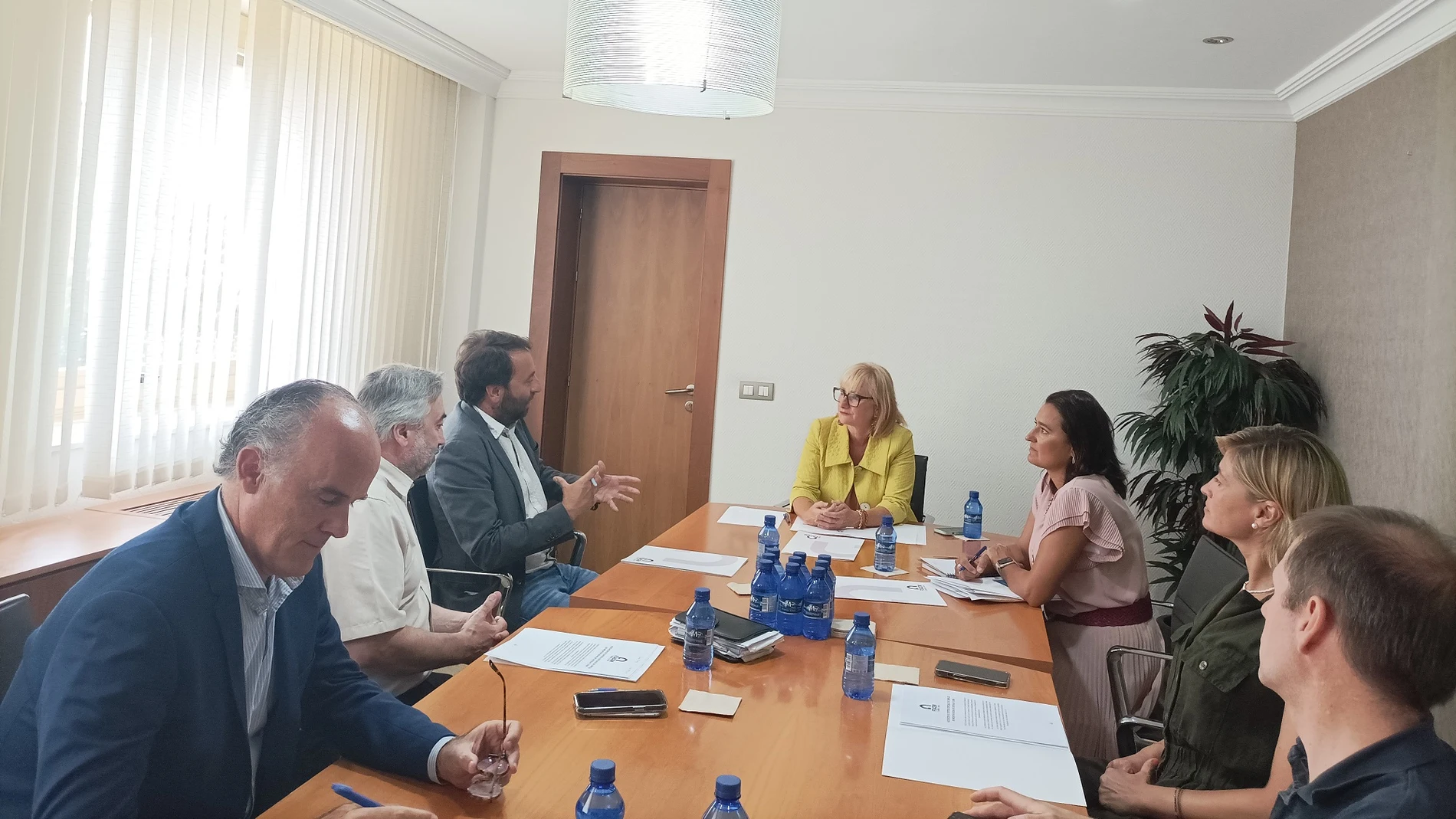 La consejera Leticia García y la directora general de Economía Social y Autónomos, Emma Fernández, se reúnen con ASECYL