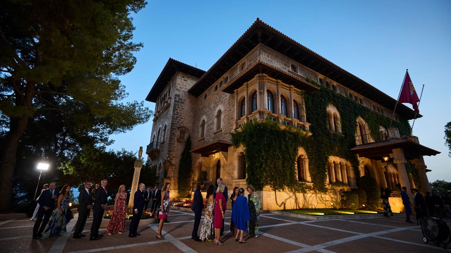 Sus Majestades los Reyes Don Felipe VI y Doña Letizia ofrecen, en el Palacio de Marivent, la tradicional recepción a representantes de los distintos sectores e instituciones de la sociedad de las Illes Balears. © Alberto R. Roldán / Diario La Razón. 29 07 2024