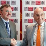 José Ángel Martínez Sanchiz y Fernando Jesús Santiago Ollero tras la firma del acuerdo