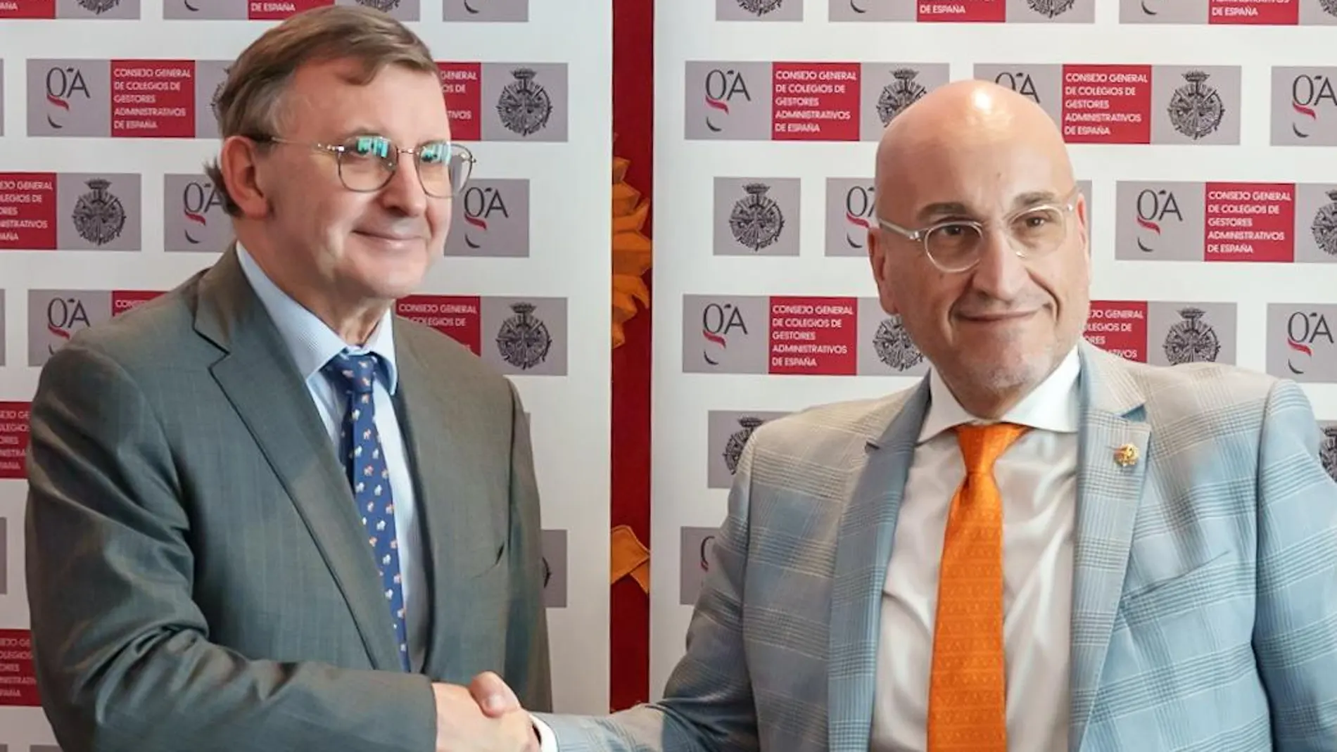 José Ángel Martínez Sanchiz y Fernando Jesús Santiago Ollero tras la firma del acuerdo