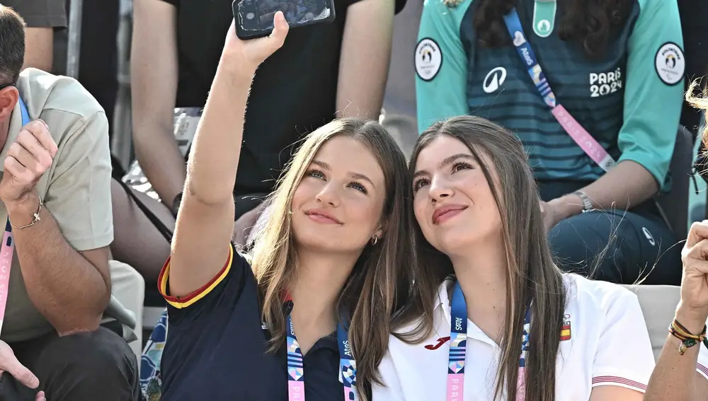 Leonor y Sofía haciéndose un selfie en París.