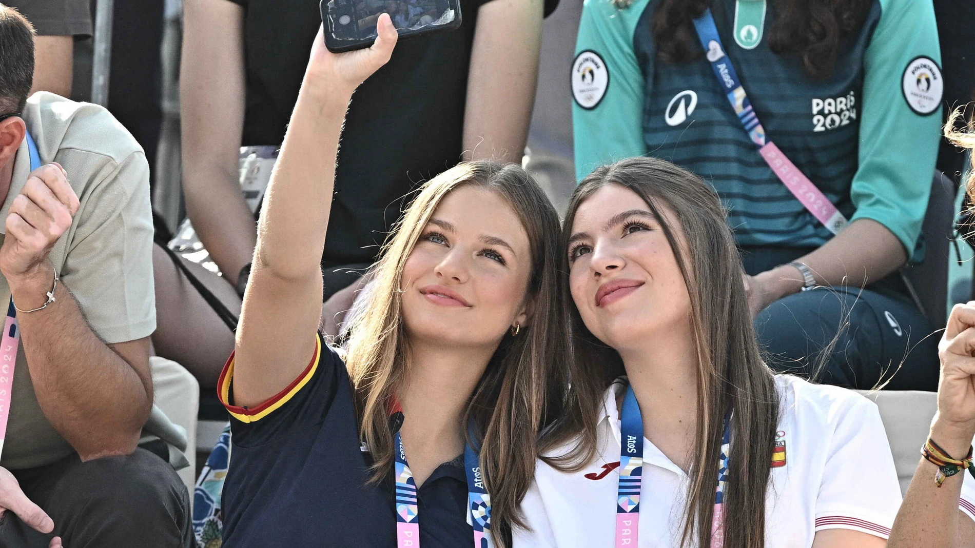 Leonor y Sofía haciéndose un selfie en París.