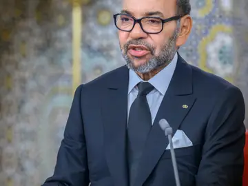 El rey Mohamed VI de Marruecos indulta a varios periodistas y activistas GRAF4508. RABAT (MARRUECOS), 29/07/2024.- El rey Mohamed VI de Marruecos durante un discurso pronunciado este lunes en Rabat. El rey Mohamed VI indultó este lunes, con motivo del 25 aniversario de su entronización, a varios activistas y periodistas, entre ellos Suleimán Raisuni, Omar Radi y Taoufik Bouachrine, reporteros condenados a cinco, seis y 15 años de cárcel, respectivamente, por delitos sexuales. EFE/ Maria Traspaderne