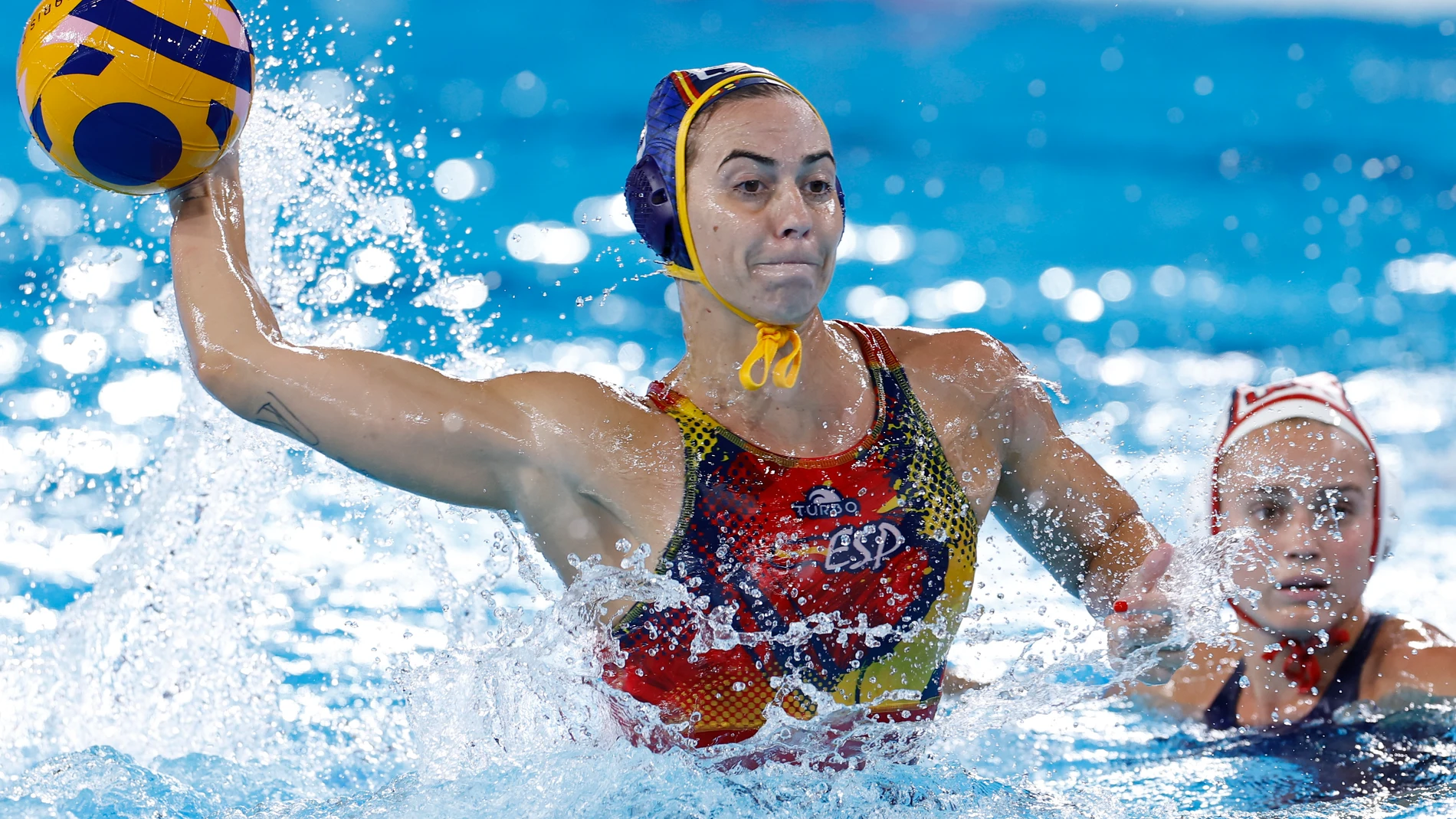 PARÍS, 29/07/2024.- La lateral española Bea Ortiz (i) lanza ante Estados Unidos este lunes, durante el partido del Grupo B de la ronda preliminar de Waterpolo Femenino de los Juegos Olímpicos de París 2024, en el Centro Acuático de la capital francesa. EFE/ Miguel Toña