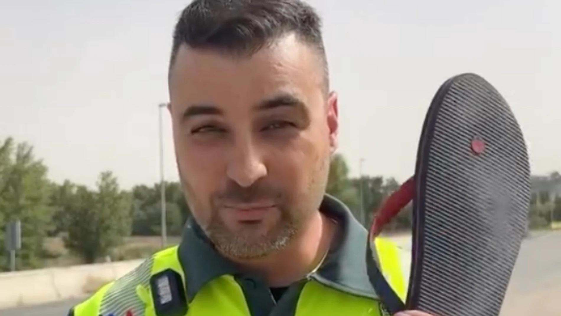 ¿Se puede conducir con chanclas? Un agente de la Guardia Civil responde