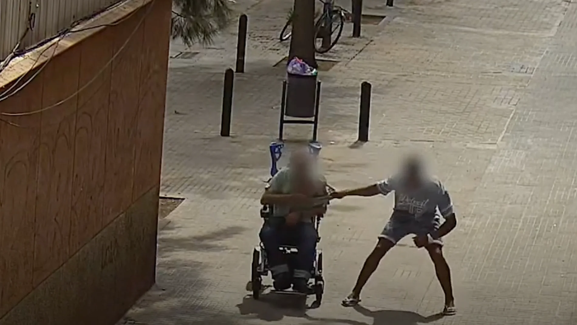 Dos detenidos por un robo violento a un hombre que iba en silla de ruedas en Cornellà
