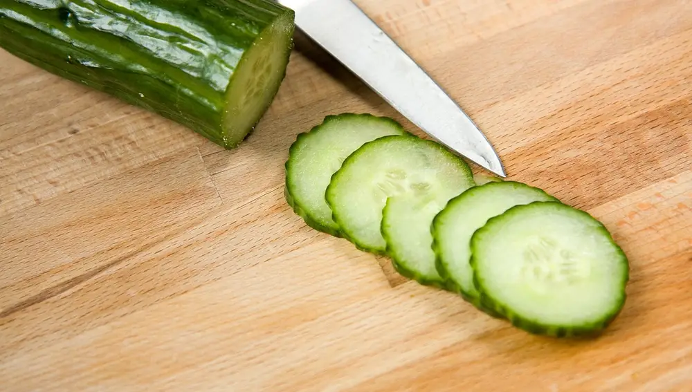 El pepino es una verdura refrescante y nutritiva que contiene principalmente agua y pocas calorías