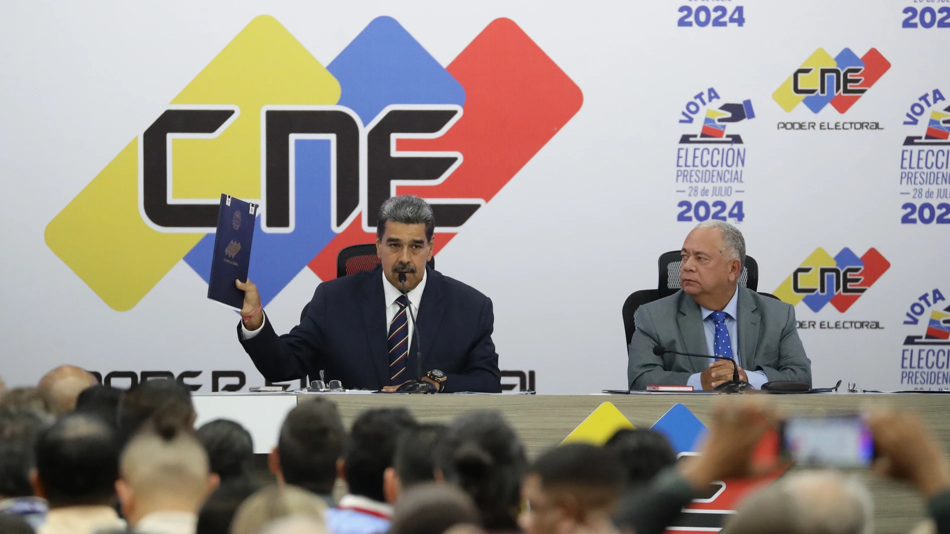 AME6203. CARACAS (VENEZUELA), 29/07/2024.- El presidente de Venezuela, Nicolás Maduro (i), habla junto al presidente de Consejo Nacional Electoral (CNE), Elvis Amoroso, este lunes, en Caracas (Venezuela). Maduro celebró en su acto de proclamación como mandatario reelecto, la "proeza" de haber vencido al fascismo en las elecciones del domingo, en las que, según los datos difundidos por el Consejo Nacional Electoral (CNE), obtuvo la victoria -con el 51,2 % de los votos-, un resultado que fue re...
