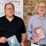 Presentación del V curso de verano de la Universidad de León ‘Antonio Colinas: hacia dónde va la poesía y del libro de actas del IV curso de verano celebrado en 2023. En la imagen, el alcalde del municipio, Javier Carrera y el poeta Antonio Colinas