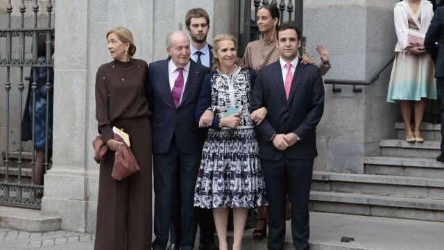 Laurence Debray al fono a la derecha .Spanish King Juan Carlos I with Cristina and Elena de Borbon and Felipe Juan Froilan , Victoria Federica and Juan Valentin Urdangarin during the wedding of Jose Luis Martinez Almeida and Teresa Urquijo in Madrid on Saturday, 06 April 2024. In this pictura writer Laurence Debray in the background