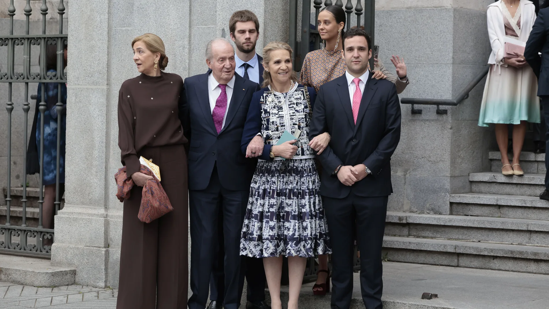 Laurence Debray al fono a la derecha .Spanish King Juan Carlos I with Cristina and Elena de Borbon and Felipe Juan Froilan , Victoria Federica and Juan Valentin Urdangarin during the wedding of Jose Luis Martinez Almeida and Teresa Urquijo in Madrid on Saturday, 06 April 2024. In this pictura writer Laurence Debray in the background