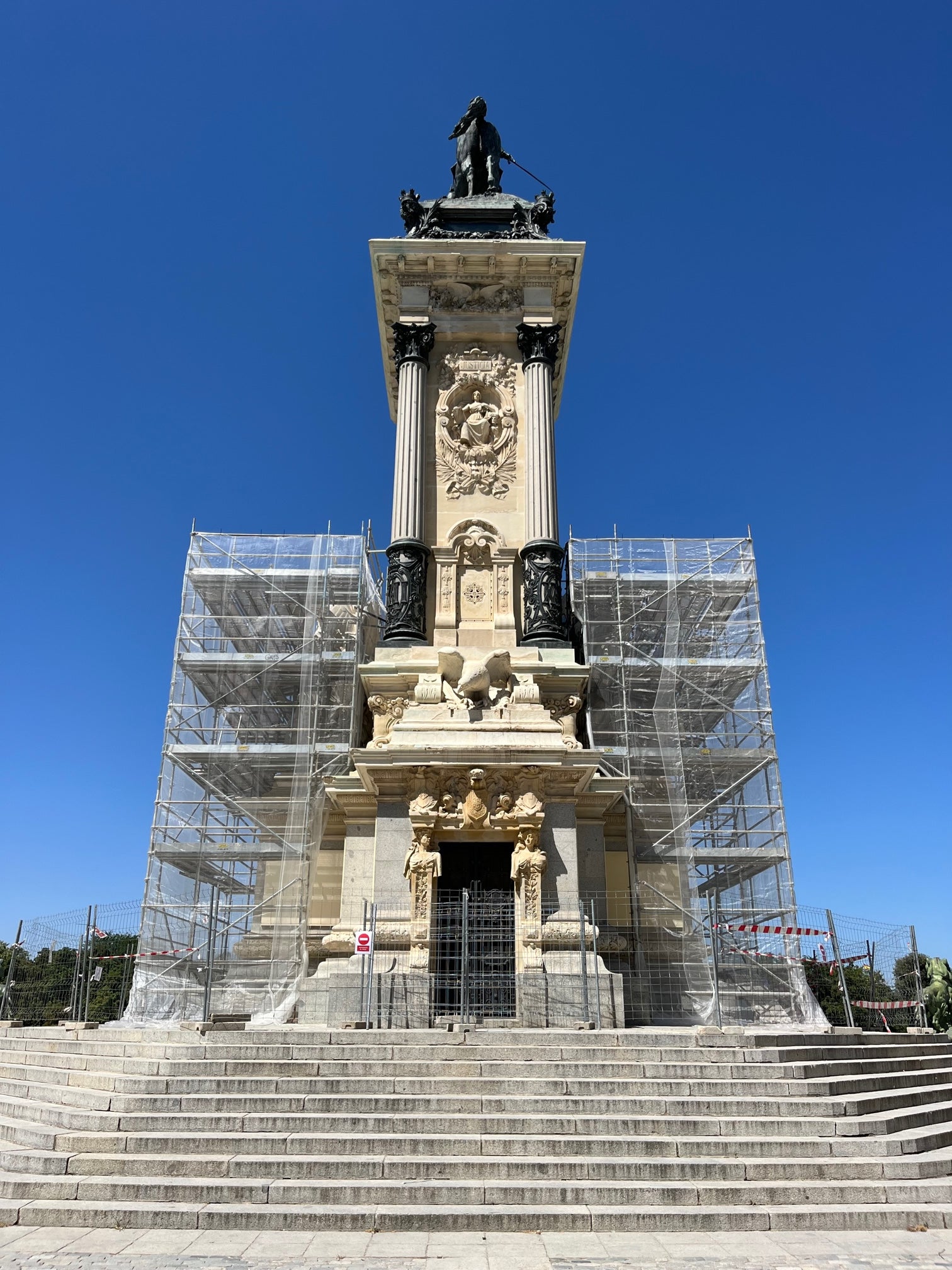 La estatua de Alfonso XII del Retiro, durante su restauración