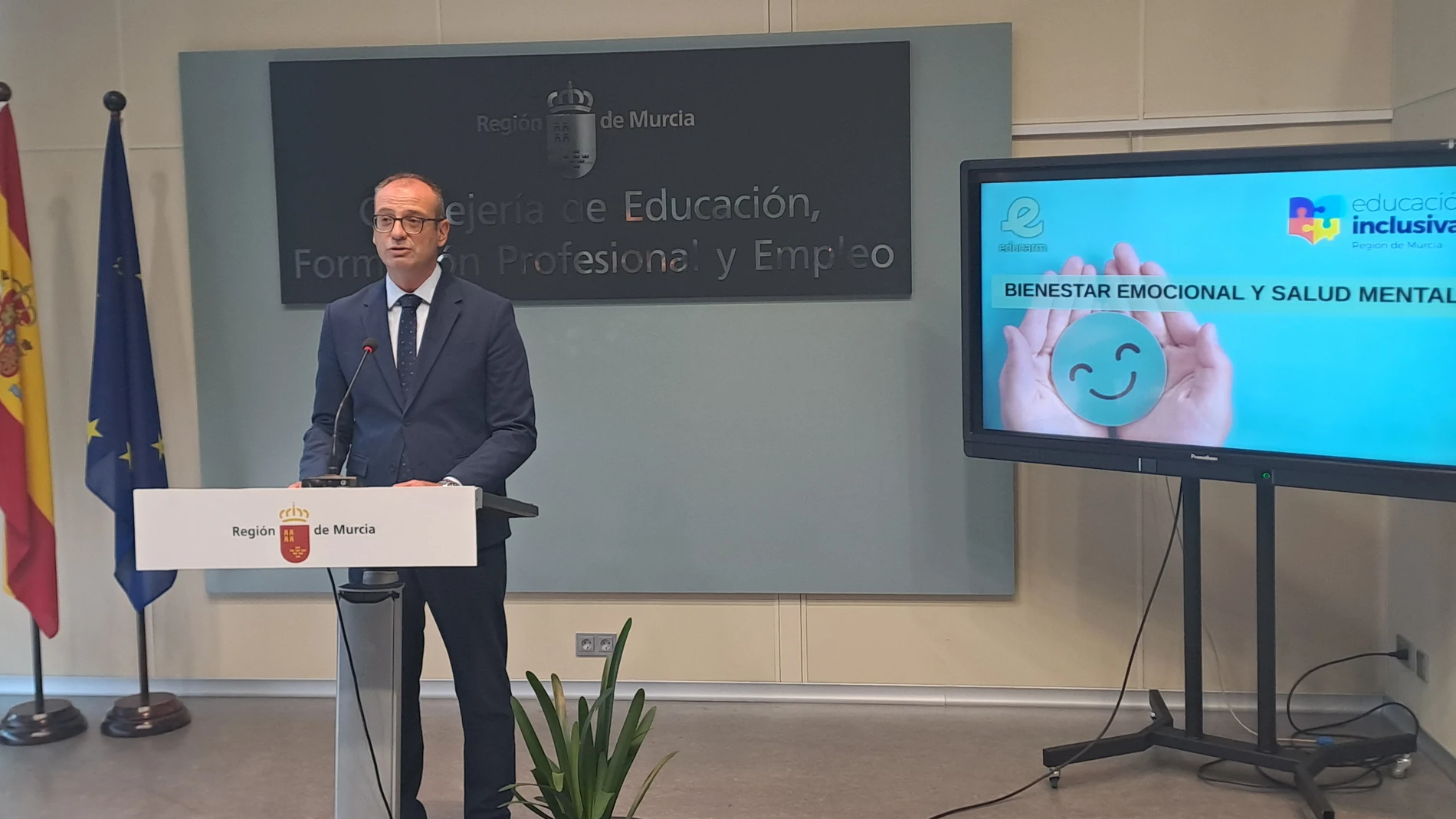 El consejero de Educación y Formación Profesional, Víctor Marín, presentó el 'Plan de bienestar emocional, prevención del acoso escolar y promoción de la salud mental en Educación', que se implantará el próximo curso 2024-2025.
