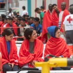 Salvamento rescata una neumática con 63 inmigrantes al este de Fuerteventura