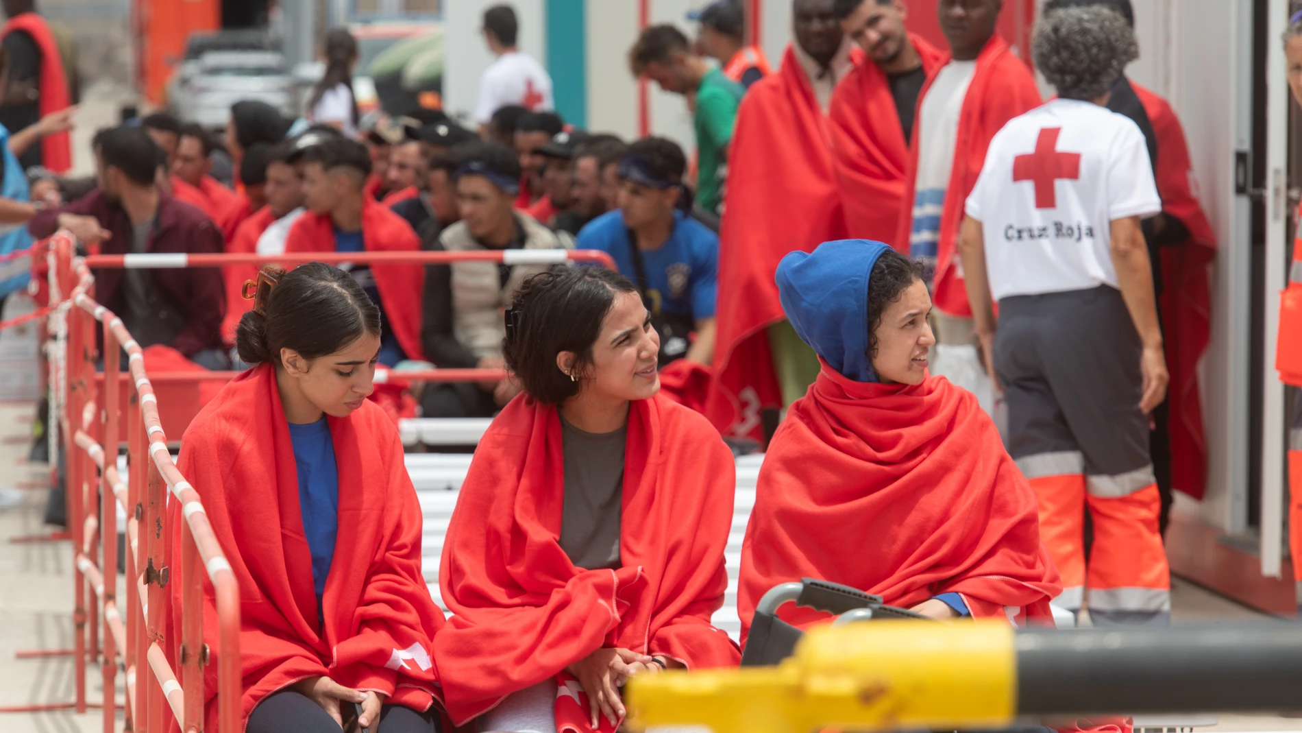 GRAFCAN2516. GRAN TARAJAL (FUERTEVENTURA), 29/07/2024.- Salvamento Marítimo ha rescatado este lunes a 63 inmigrantes de origen magrebí y subsahariano en una neumática localizado en aguas al este de Fuerteventura, entre ellos tres mujeres. EFE/Carlos de Saá