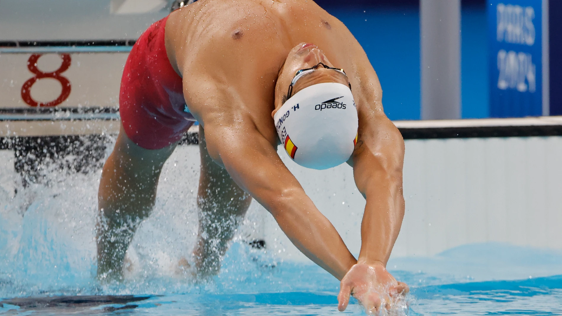 NANTERRE, 29/07/2024.- El español Hugo González compite en la final de 100m Espalda Masculino en los Juegos Olímpicos París 2024, este lunes, en Nanterre, Francia. EFE/Lavandeira Jr