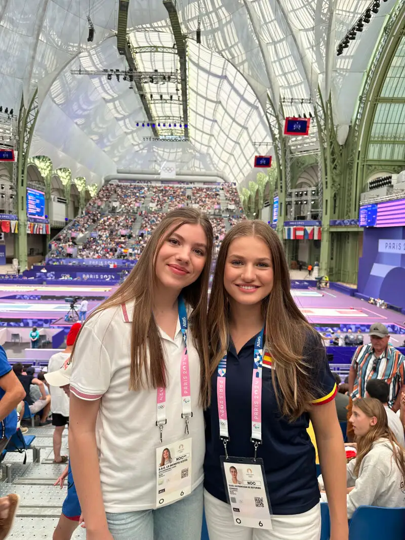 La Princesa Leonor y la Infanta Sofía siguen animando al equipo olímpico: arrancan el día presenciando el partido de vóley masculino