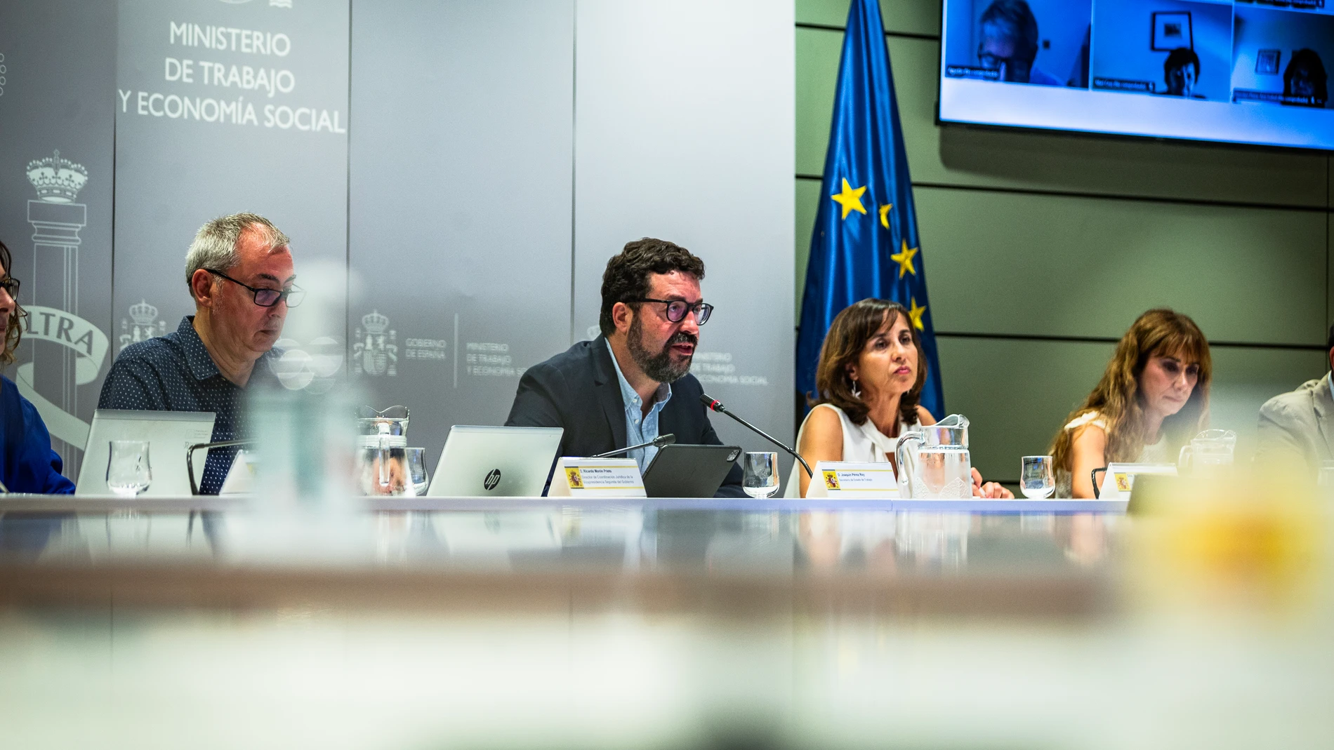 MADRID, 29/07/2024.- El secretario de Estado de Trabajo, Joaquín Pérez Rey (c), preside la Mesa de Diálogo Social que aborda la reducción de la jornada laboral, este lunes en Madrid. EFE/Ministerio de Trabajo y Economía Social SOLO USO EDITORIAL/ SOLO USO PERMITIDO PARA ILUSTRAR LA NOTICIA QUE ACOMPAÑA/ (CRÉDITO OBLIGATORIO)