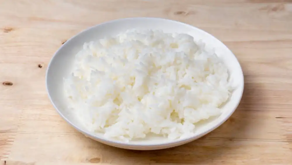Un plato de arroz blanco