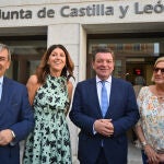 El consejero de la Presidencia, Luis Miguel González Gago, junto a la nueva delegada de la Junta en Segovia, Raquel Alonso; junto a José Luis Sanz Merino y Paloma Sanz