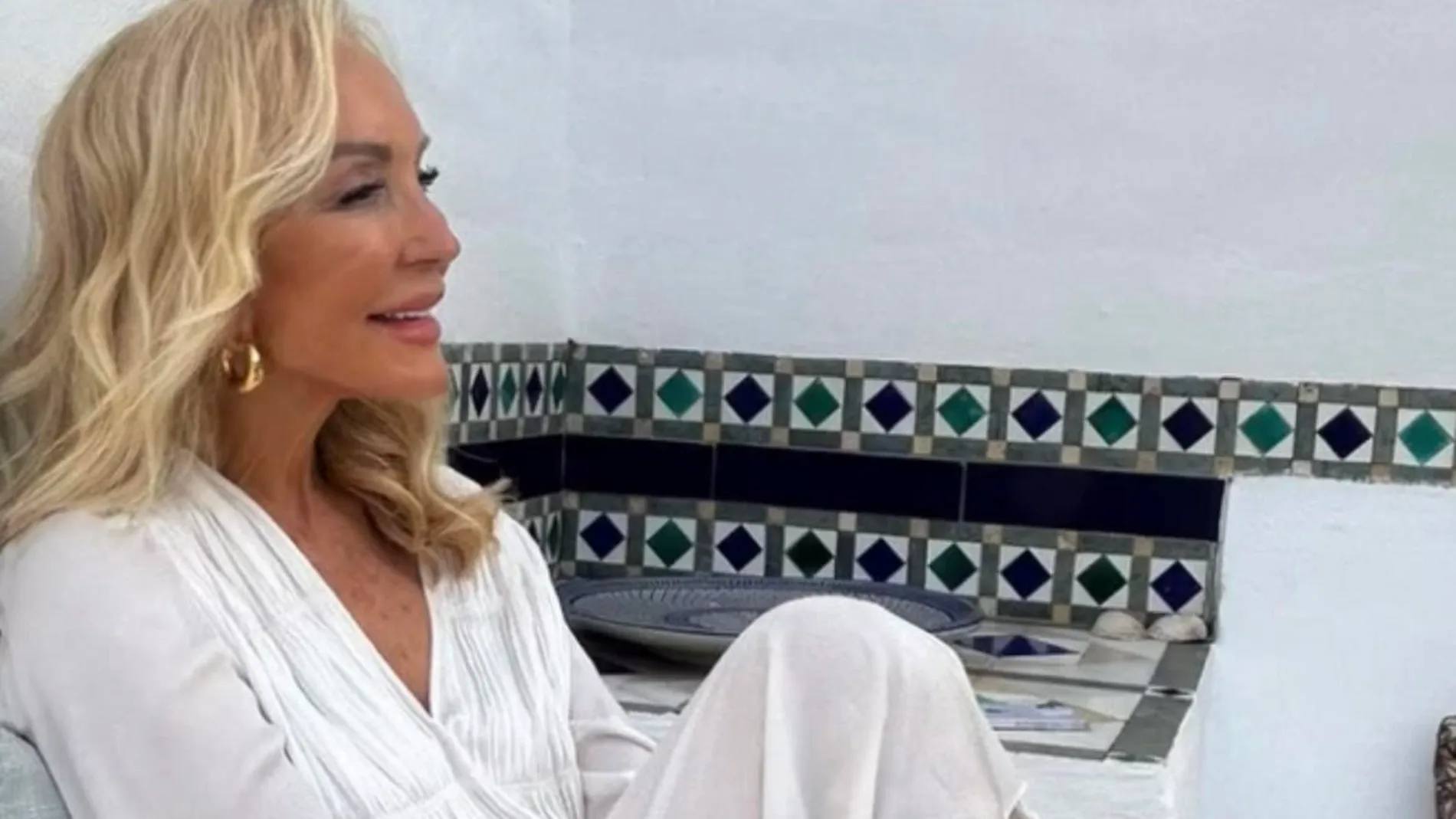 Carmen Lomana con vestido blanco.