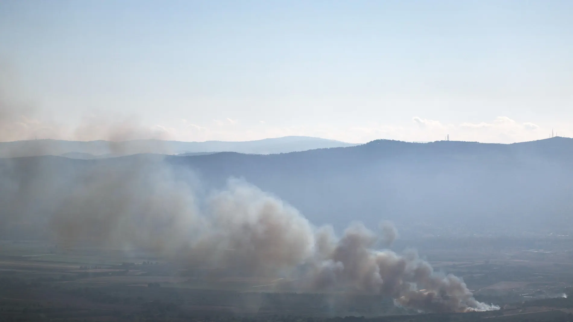 Hagoshrim (Israel), 30/07/2024.- Smoke rises as a result of a missile fired from south Lebanon, in Keppotz HaGoshrim in the Upper Galilee, northern Israel, 30 July 2024. The Israeli army reported that approximately 10 projectiles crossed from Lebanon into Israeli territory, the majority were intercepted. A hit was identified in the area of HaGoshrim in northern Israel. Reports were received regarding a civilian that was injured as a result of the attack. (Líbano) EFE/EPA/ATEF SAFADI