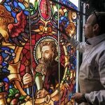 Regresan restauradas las vidrieras de la fachada de la Catedral de Murcia