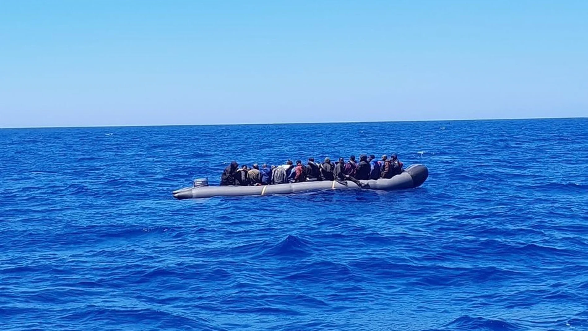 Rescatan dos pateras con 119 migrantes en aguas próximas a las islas de Fuerteventura y Lanzarote