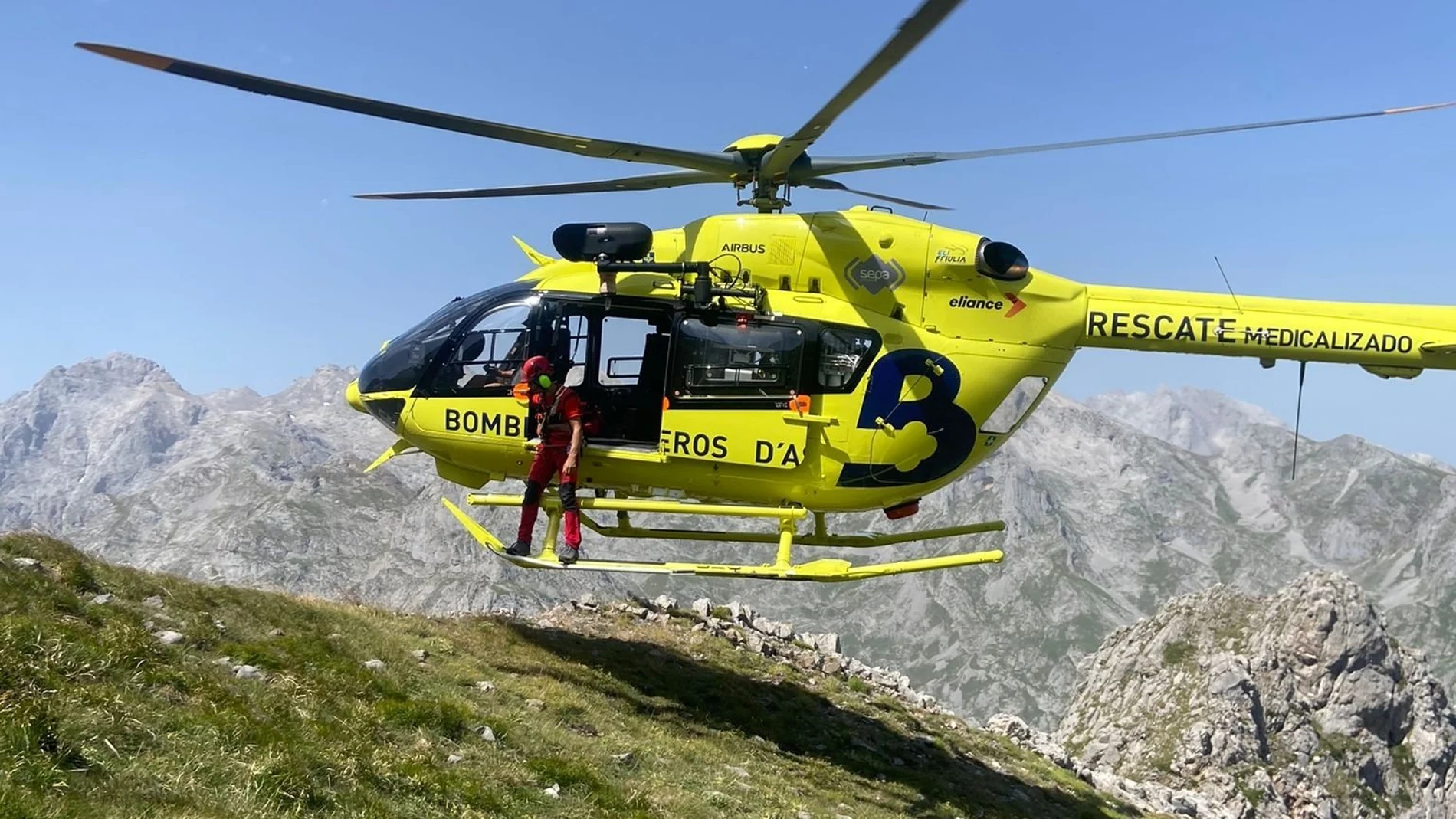Bomberos de Asturias durante su intervención en el rescate