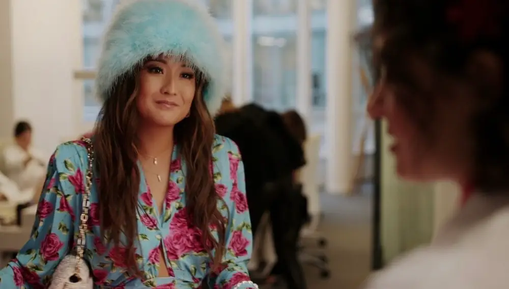 Mindy con look floral.