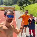 Álvaro Martín hace la foto. De fondo, Miguel Ángel López, también campeón del mundo, y el entrenador, José Antonio Carrillo