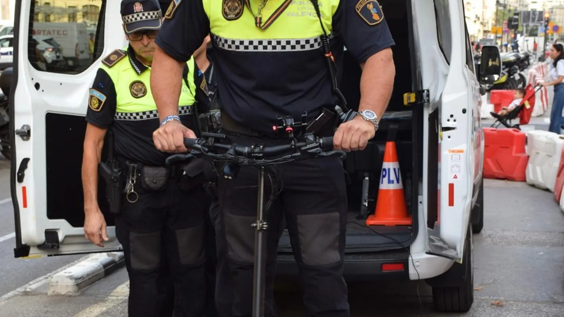 La Policía Local de Valencia estrena una máquina para medir la potencia de los patinetes