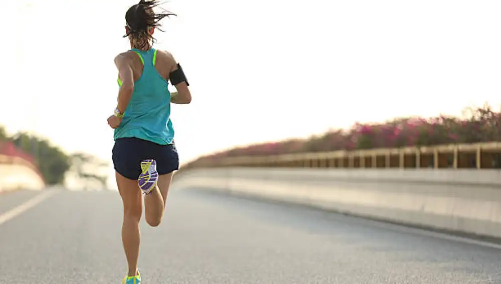 Una chica haciendo footing