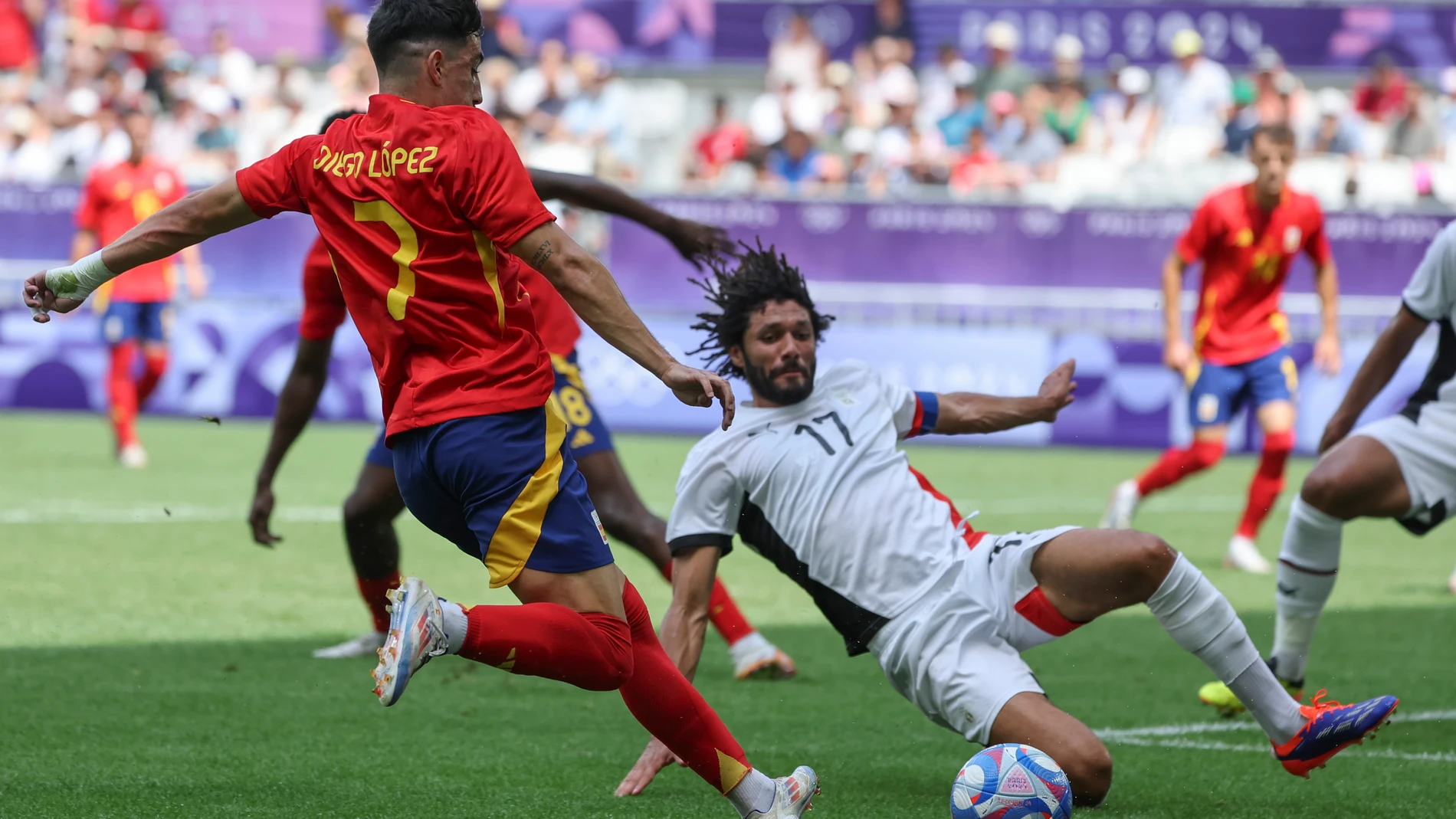 BURDEOS, 30/07/2024.- El futbolista español Diego López (i) se enfrenta al capitán egipcio Mohamed Elneny (d) durante su partido del Grupo C de fútbol masculino de los Juegos Olímpicos de París 2024 en el Estadio de Burdeos (Francia) este martes. EFE/ Kiko Huesca