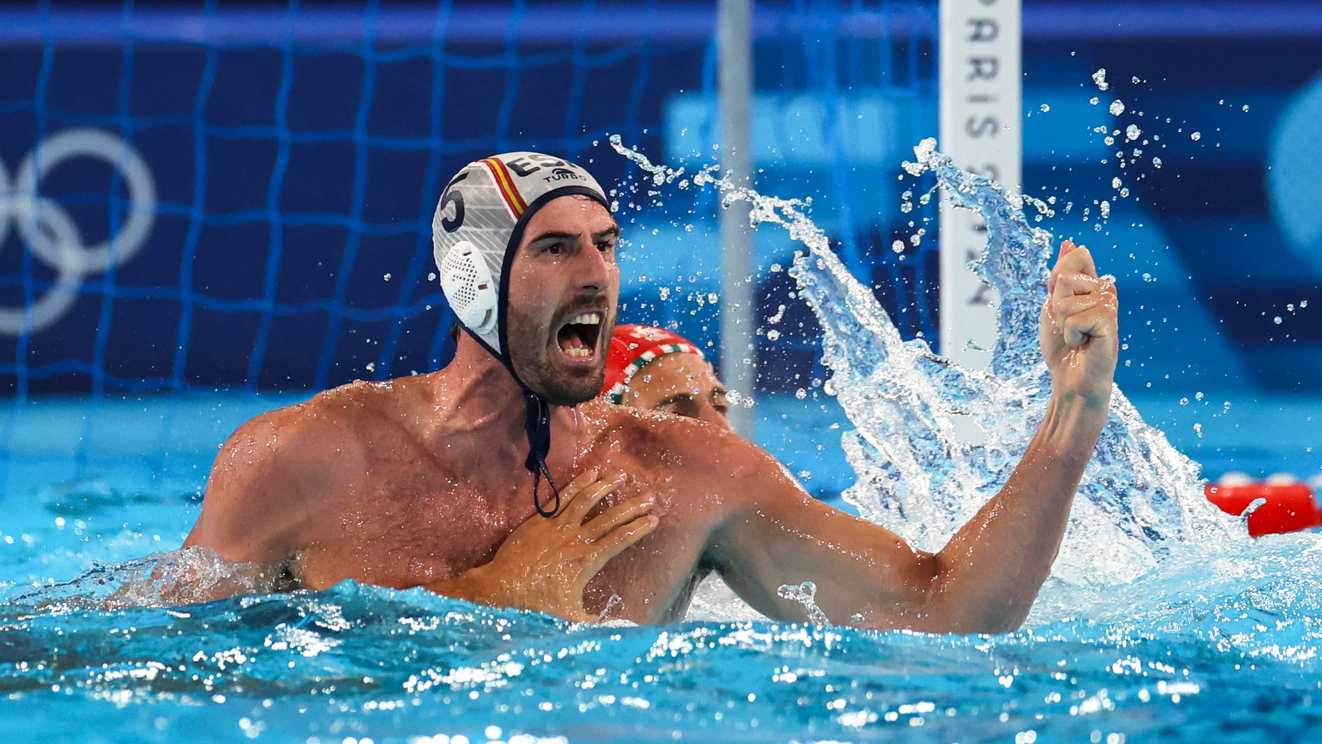 SAINT-DENIS (FRANCIA), 30/07/2024.- El boya de España Miguel de Toro reacciona ante Hungría durante el partido de ronda preliminar del Grupo B de Waterpolo Masculino, entre España y Hungría, parte de los Juegos Olímpicos de París 2024, en Saint-Denis (Francia). EFE/ Miguel Gutiérrez