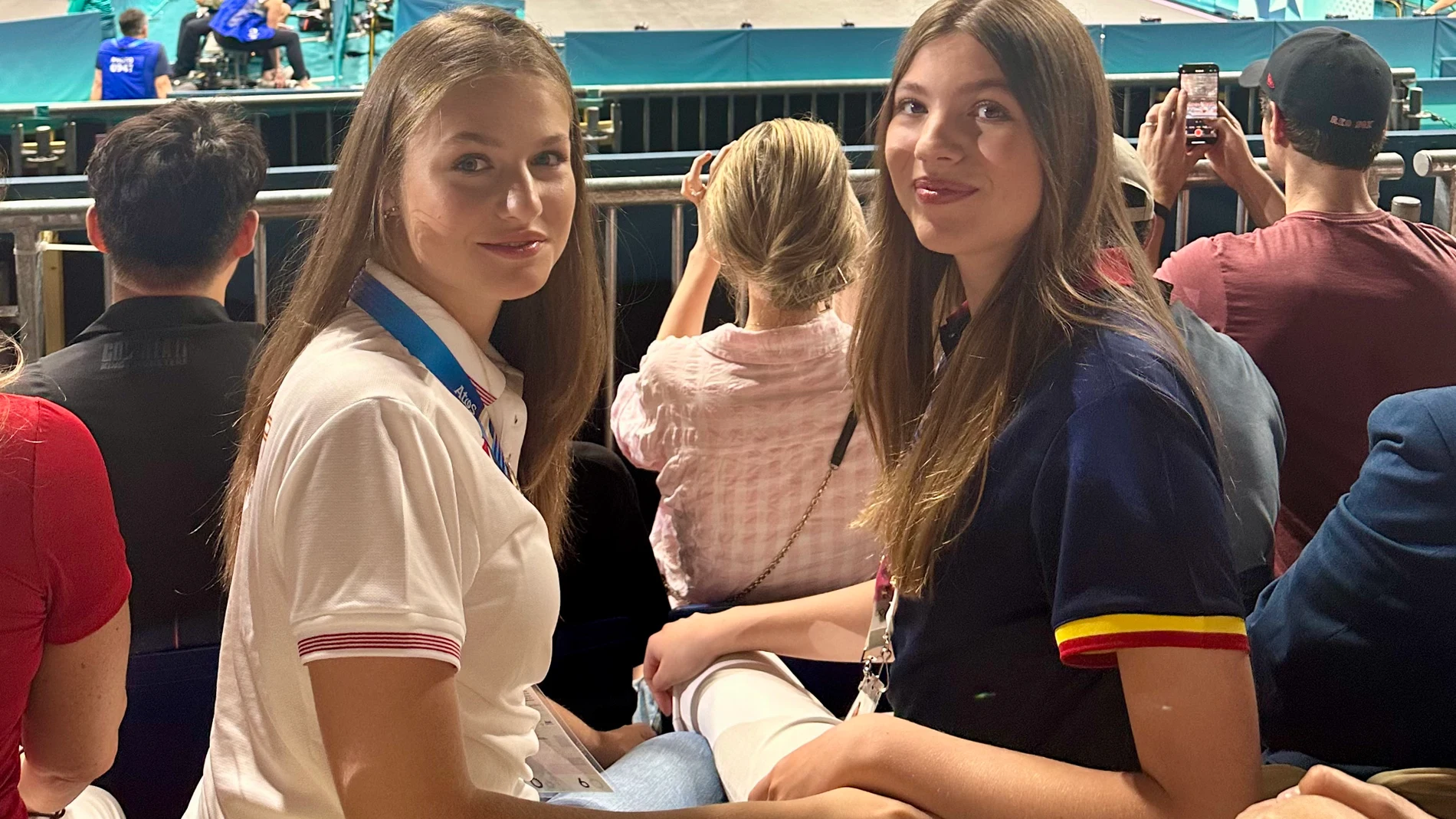 Leonor y Sofía en una nueva jornada en París,