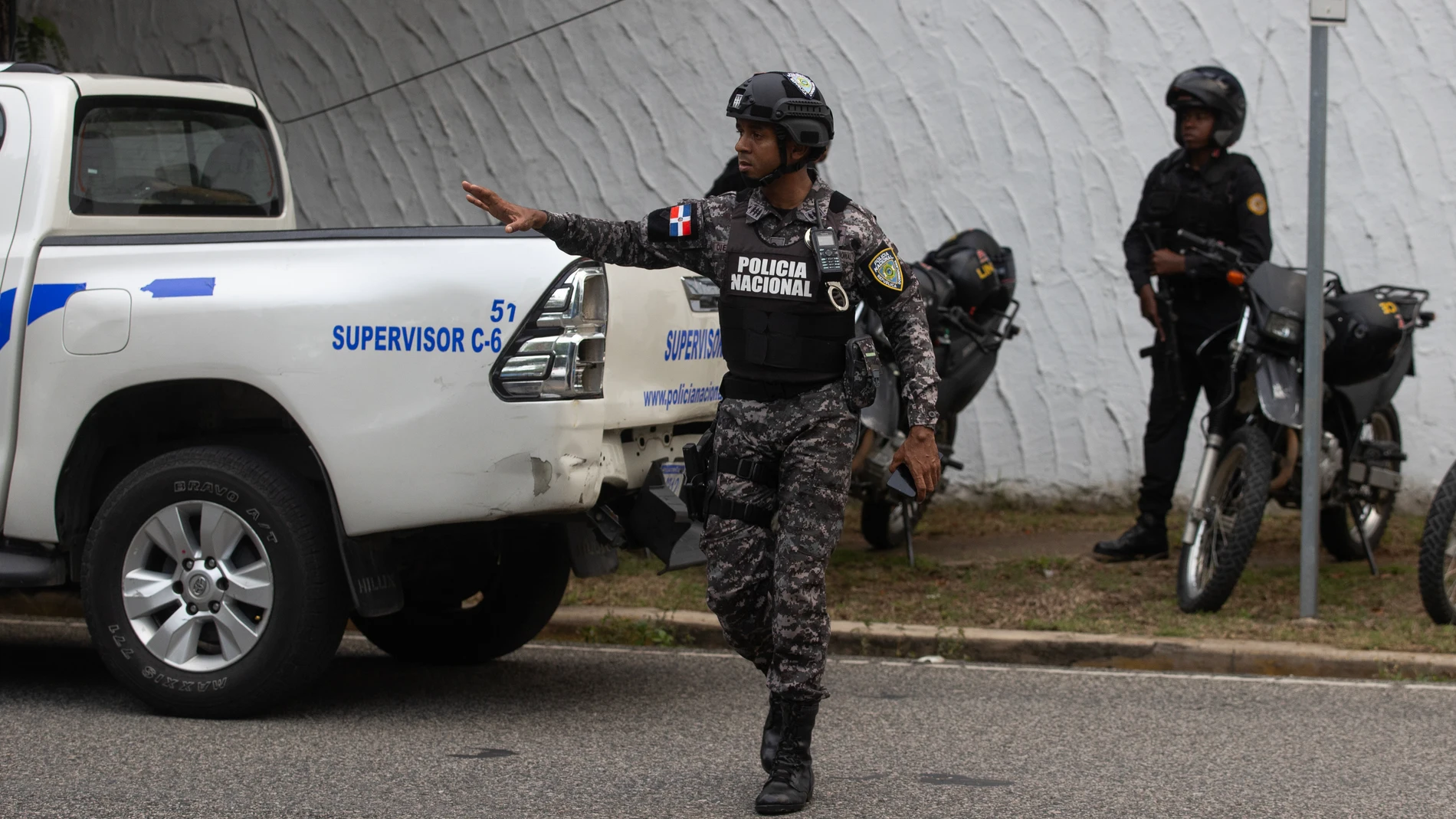 AME6393. SANTO DOMINGO (REPÚBLICA DOMINICANA), 29/07/2024.- Integrantes de la policía dominicana vigilan la embajada de Venezuela, hoy en Santo Domingo (República Dominicana). El Gobierno de Venezuela decidió retirar a todo el personal diplomático de la misión en República Dominicana y en otros seis países latinoamericanos, y exigió "el retiro, de manera inmediata, de sus representantes en territorio venezolano. EFE/ Orlando Barría