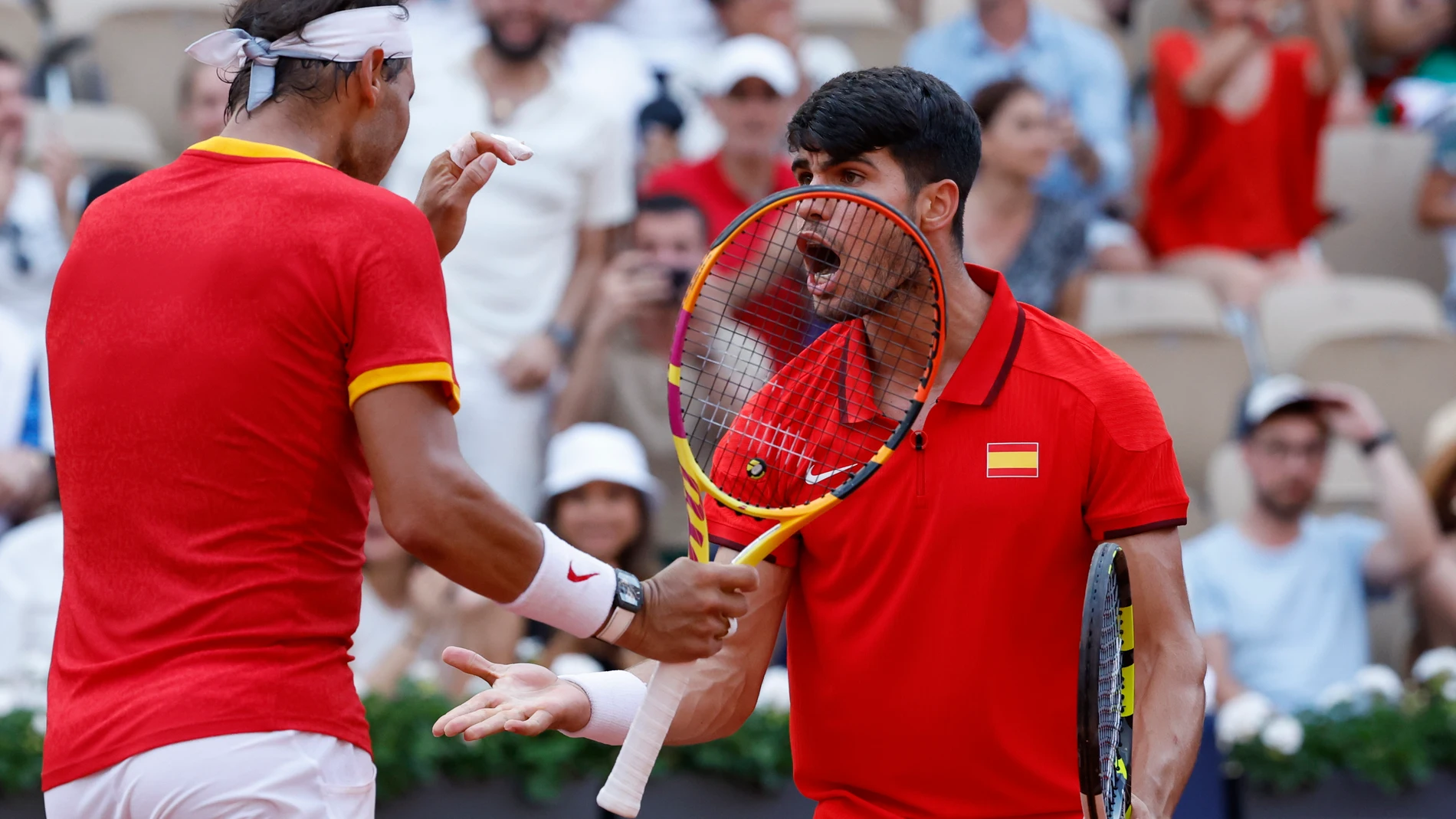 PARÍS, 30/07/2024.- Los tenistas españoles Rafa Nadal (i) y Carlos Alcaraz celebran su victoria ante la pareja de Países Bajos compuesta por Wesley Koolhof y Tallon Griekspoor este martes, durante el partido de segunda ronda de dobles masculino de tenis, parte de los Juegos Olímpicos de París 2024, en la capital francesa. EFE/ Juanjo Martín