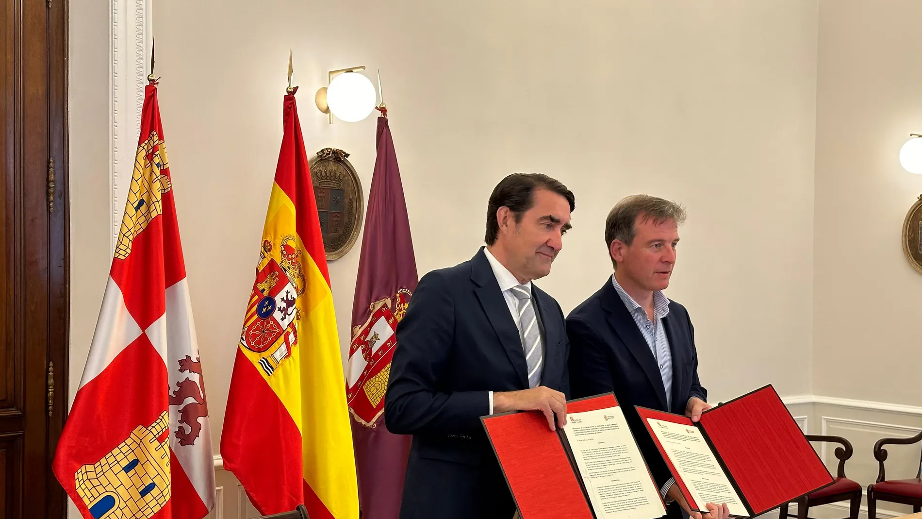 El consejero Juan Carlos Suárez-Quiñones y el presidente de la Diputación de Burgos, Borja Suárez, suscriben el acuerdo