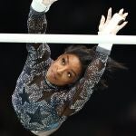 Paris (France), 28/07/2024.- Simone Biles of USA performs on the Uneven Bars at the Women's Qualification of the Artistic Gymnastics competitions in the Paris 2024 Olympic Games, at the Bercy Arena in Paris, France, 28 July 2024. (Francia) EFE/EPA/ANNA SZILAGYI