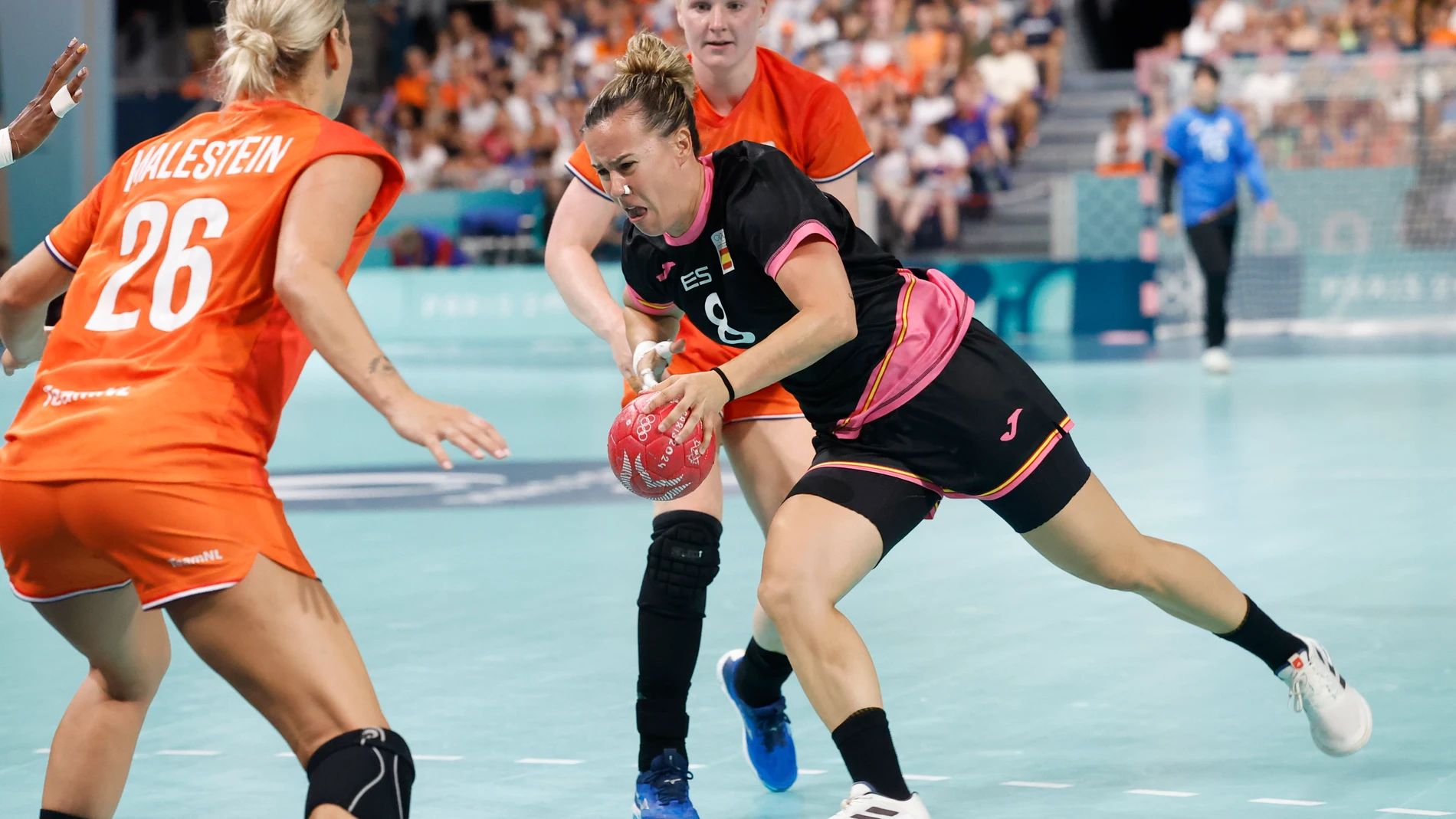 PARÍS, 30/07/2024.- La jugadora de la selección española de balonmano Silvia Eugenia Arderius trata de sortear la defensa de la neerlandesa Angela Malestein durante el partido de balonmano entre España y Países Bajos en los Juegos Olímpicos París 2024, este martes, en París, Francia. EFE/ Miguel Toña