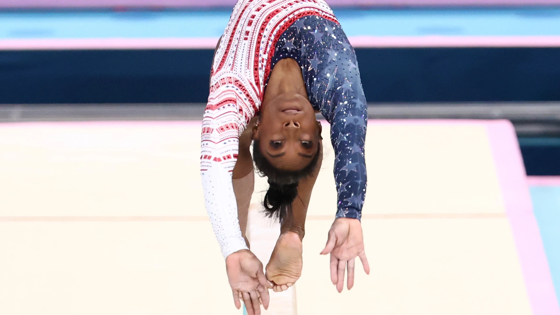 30 July 2024, France, Paris: USA's Simone Biles competes in the balance beam event of the artistic gymnastics women's team final during the Paris 2024 Olympic Games at the Bercy Arena. Photo: Jan Woitas/dpa 30/07/2024 ONLY FOR USE IN SPAIN