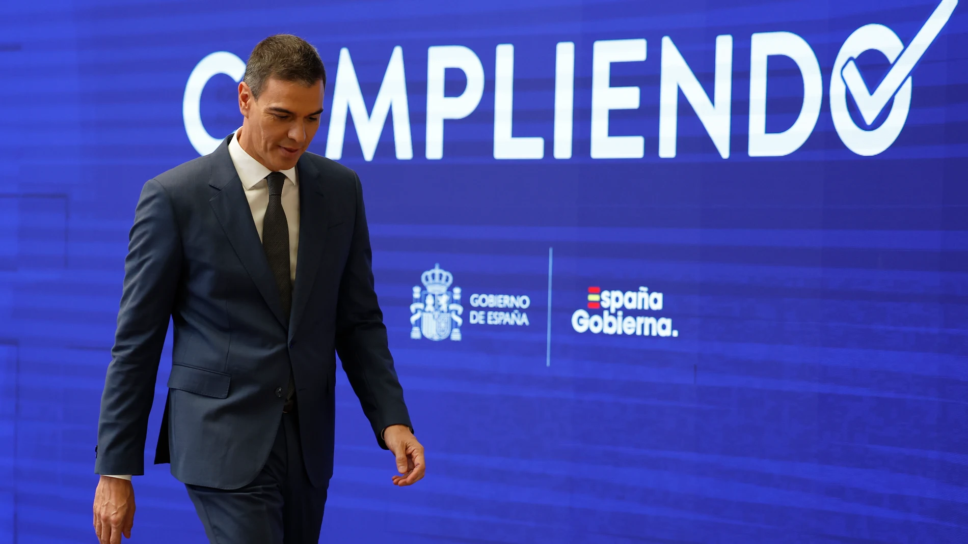 MADRID, 31/07/2024.- El presidente del Gobierno, Pedro Sánchez, tras terminar este miércoles el balance del curso político antes del paréntesis de agosto, al que el Ejecutivo llega con un preacuerdo con ERC para la investidura de Salvador Illa en Cataluña, con el anuncio de una querella contra el juez que investiga a Begoña Gómez y con buenos datos económicos pero sin presupuestos. EFE/ Mariscal