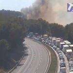 Cortada la AP-7 en ambos sentidos en Subirats (Barcelona) por un incendio de un coche en el arcén