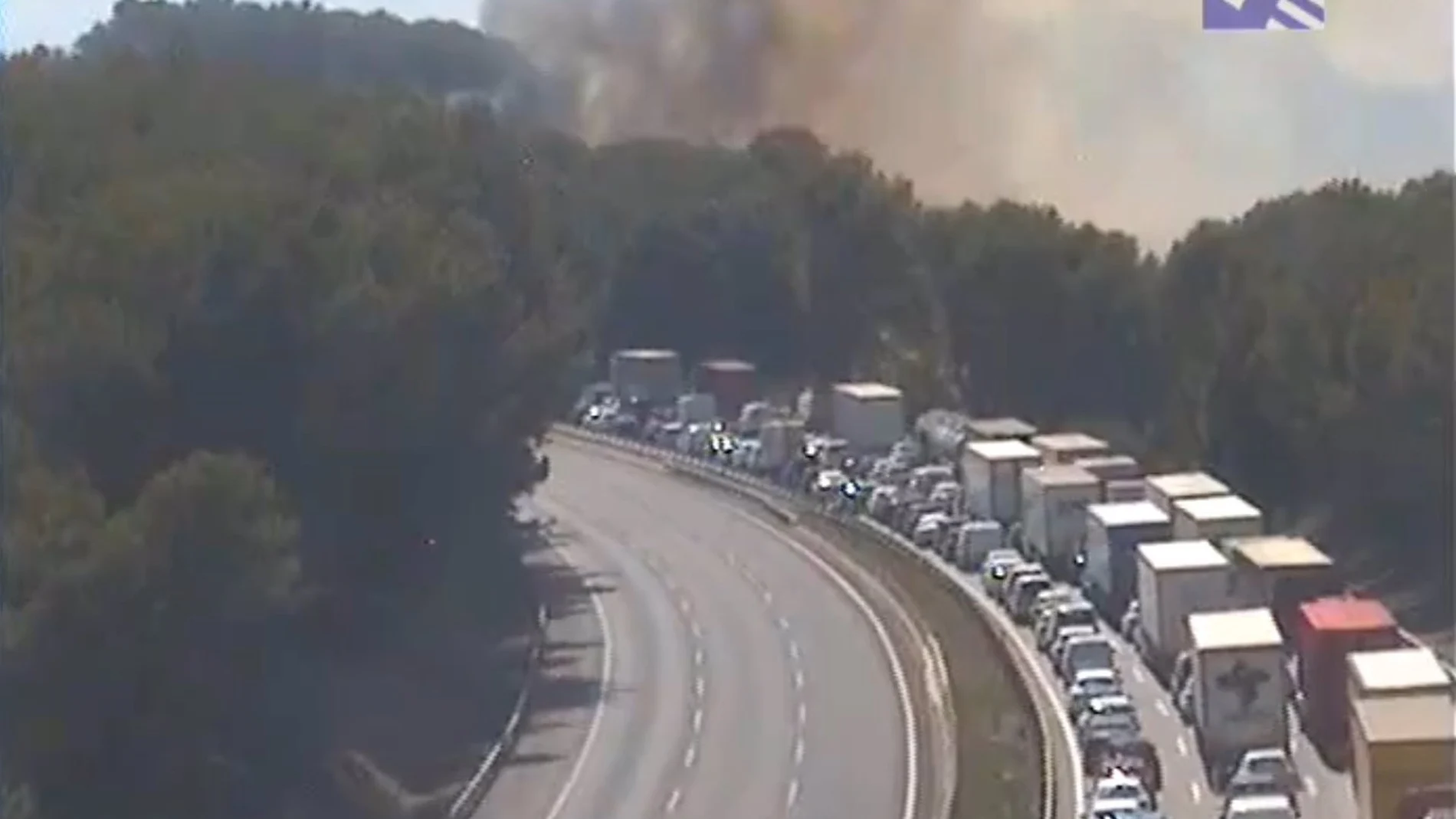 Cortada la AP-7 en ambos sentidos en Subirats (Barcelona) por un incendio de un coche en el arcén