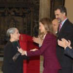 Betty recibe la medalla al Mérito en Bellas Artes de manos de doña Letizia