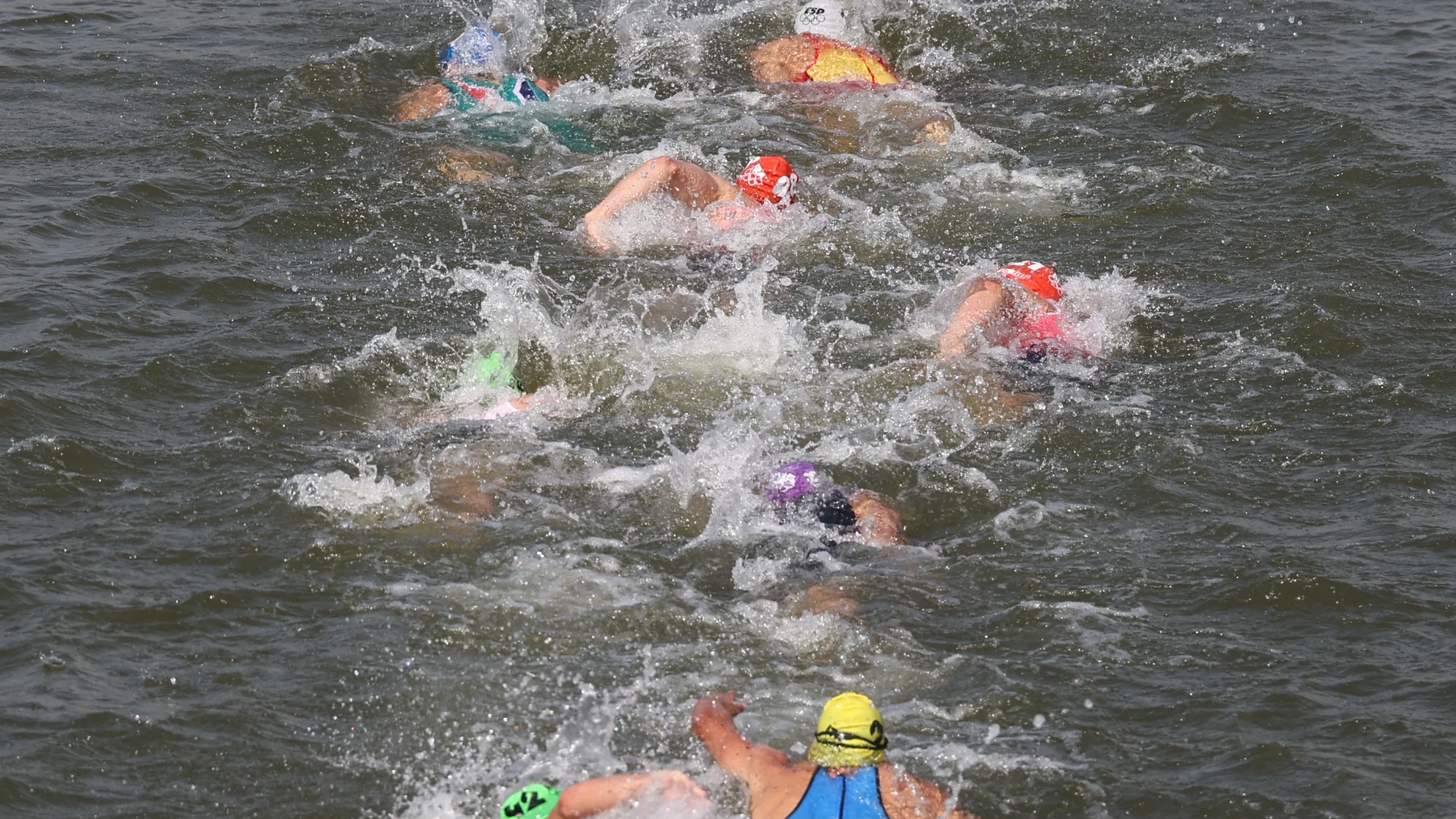 PARÍS, 31/07/2024.- Un grupo de triatletas compite en la primera etapa de la prueba de triatlón masculino de los Juegos Olímpicos de París 2024 este miércoles en París, Francia. EFE/ Miguel Gutiérrez