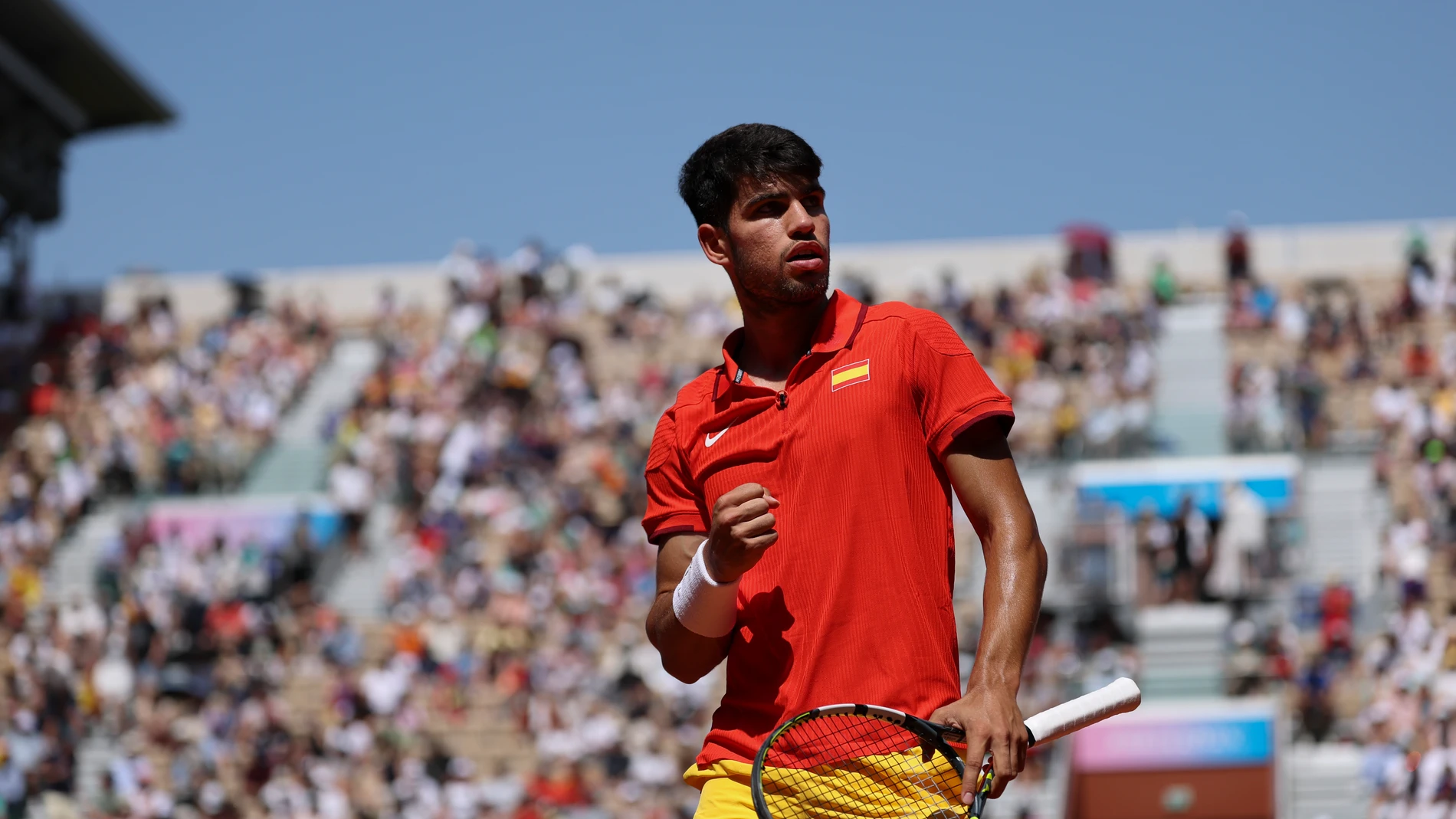 PARÍS, 31/07/2024.- El tenista español Carlos Alcaraz celebra un punto ganado ante el ruso Roman Safiullin durante su partido de tercera ronda del torneo individual masculino de tenis de los Juegos Olímpicos de París 2024 disputado en el complejo de tenis Roland Garros de París. EFE/ Juanjo Martín